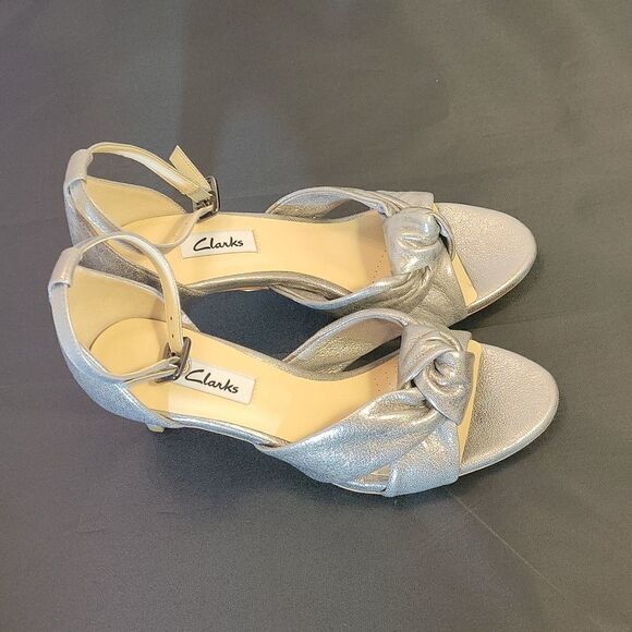 BRAND NEW CLARKS AMALI TULIP SILVER METALLIC GREY HEEL PUMP LEATHER SANDAL - Picture 4 of 15